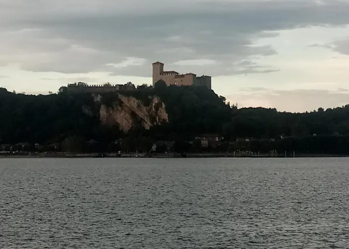Semesterbostad Il Castello Nebbiuno